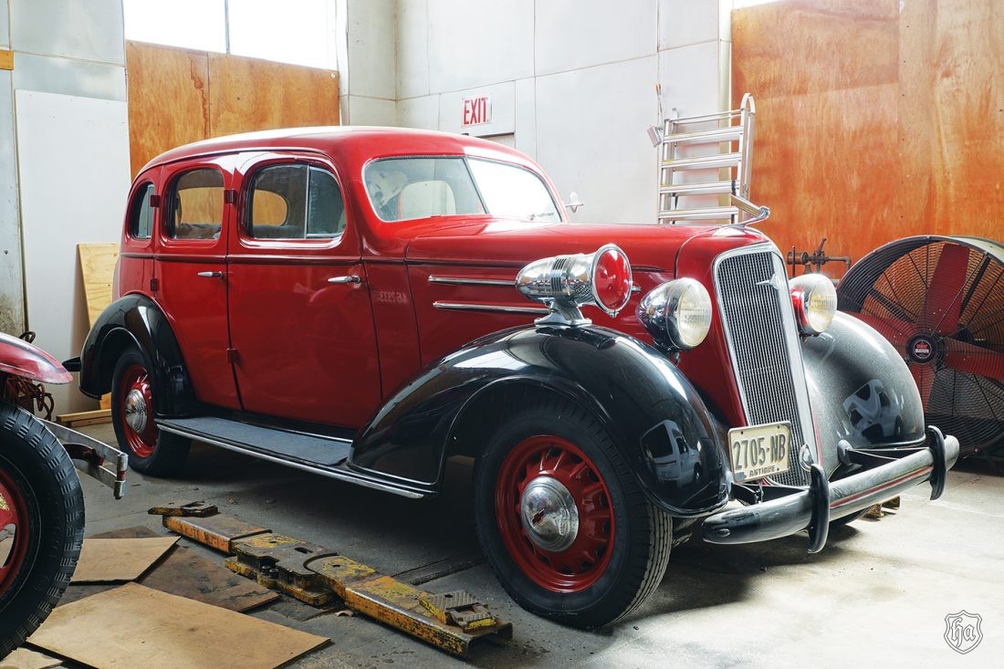 1935_4_door_Chevrolet_Sedan_Fire_Chiefs_Car)